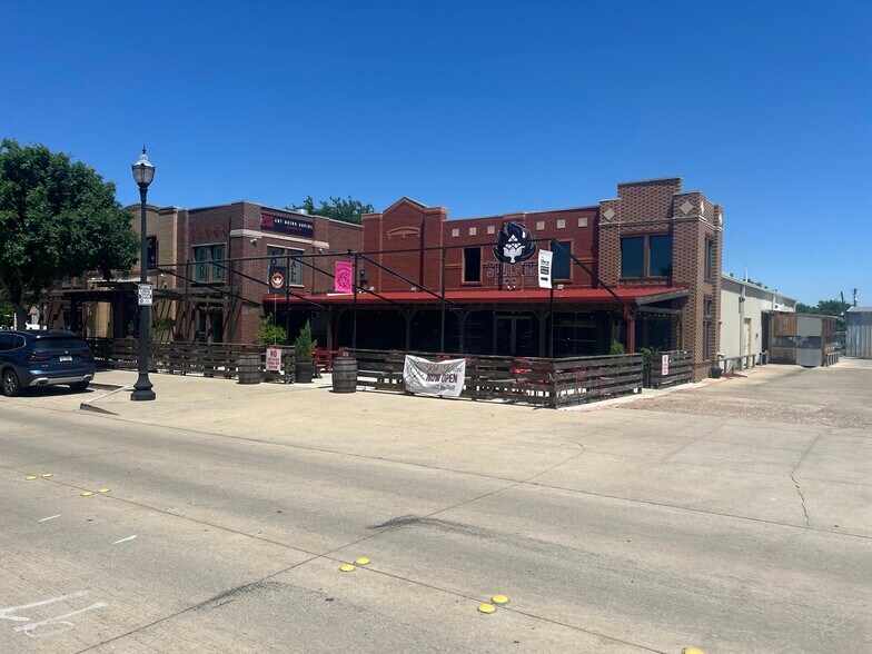 More Photos Of 206 N Oak St, Roanoke Restaurant For Sale