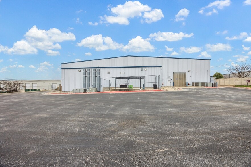 More Photos Of 1700 Royston Ln, Round Rock Service For Lease