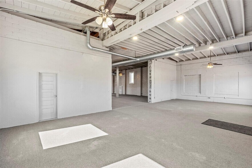 More Photos Of 2301 N Main St, Paris Freestanding For Sale