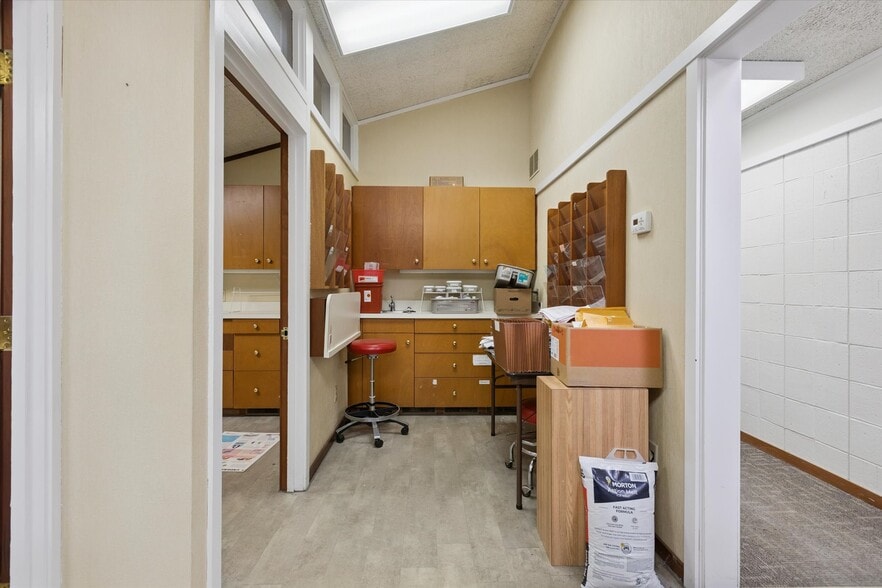 More Photos Of 1003 Mulholland St, Bay City Office For Sale