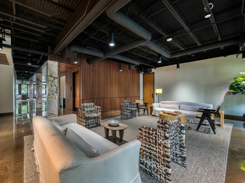 More Photos Of 3901 Manhattan Dr, Tyler Office For Lease