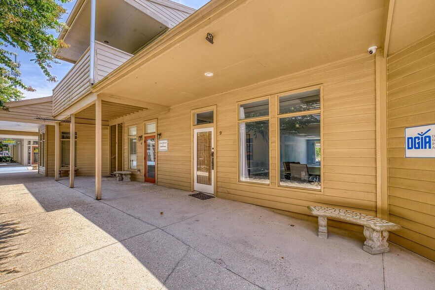 More Photos Of 913 Gulf Breeze Pky, Gulf Breeze Storefront Retail Office For Sale