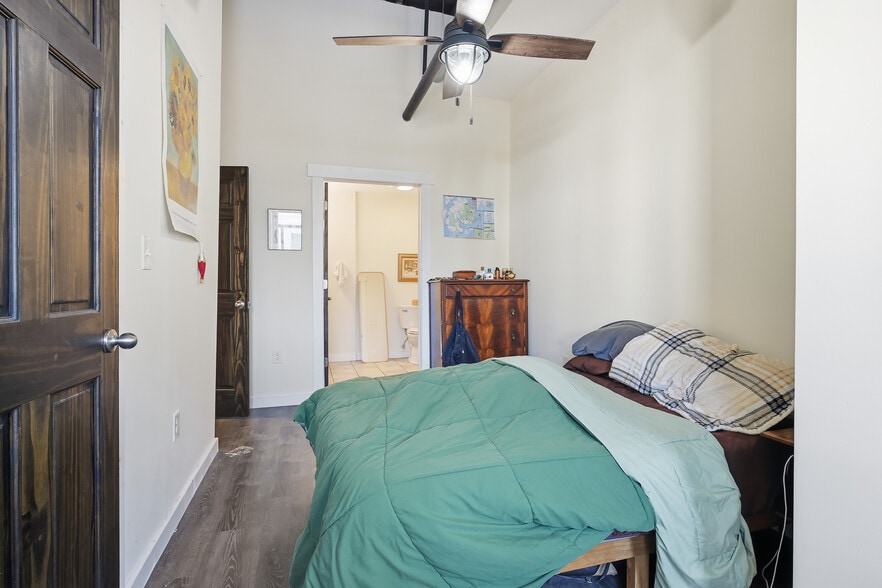 More Photos Of 833 N Market St, Wilmington Storefront Retail Residential For Sale