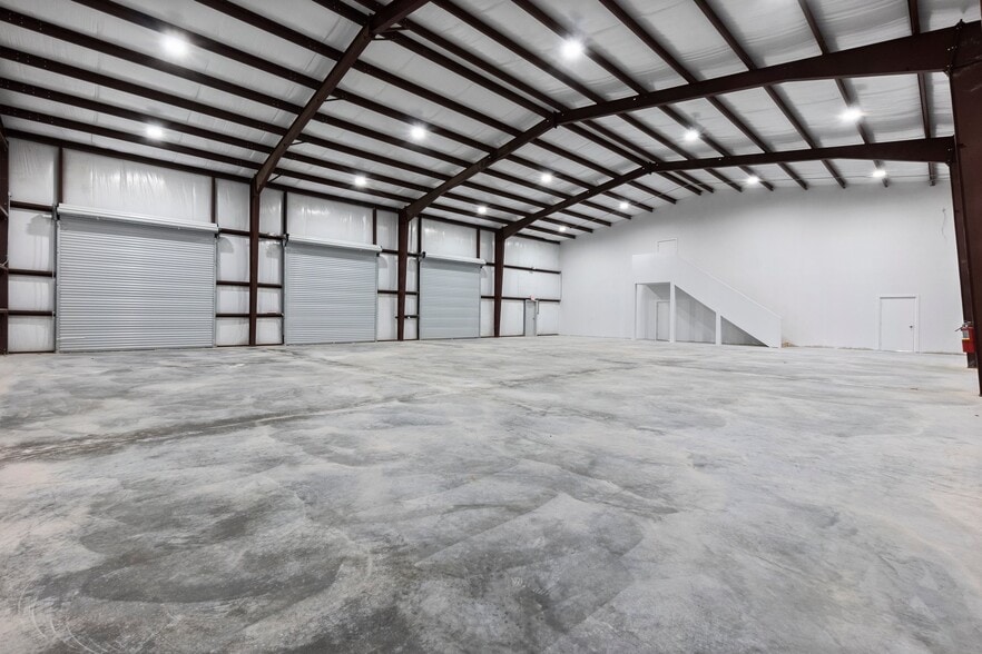 More Photos Of 11002 Sleepy Hollow Rd, Conroe Warehouse For Lease