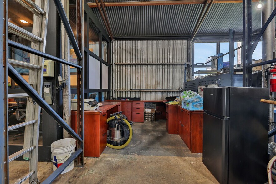 More Photos Of 817 E Main St, Tomball Warehouse For Sale