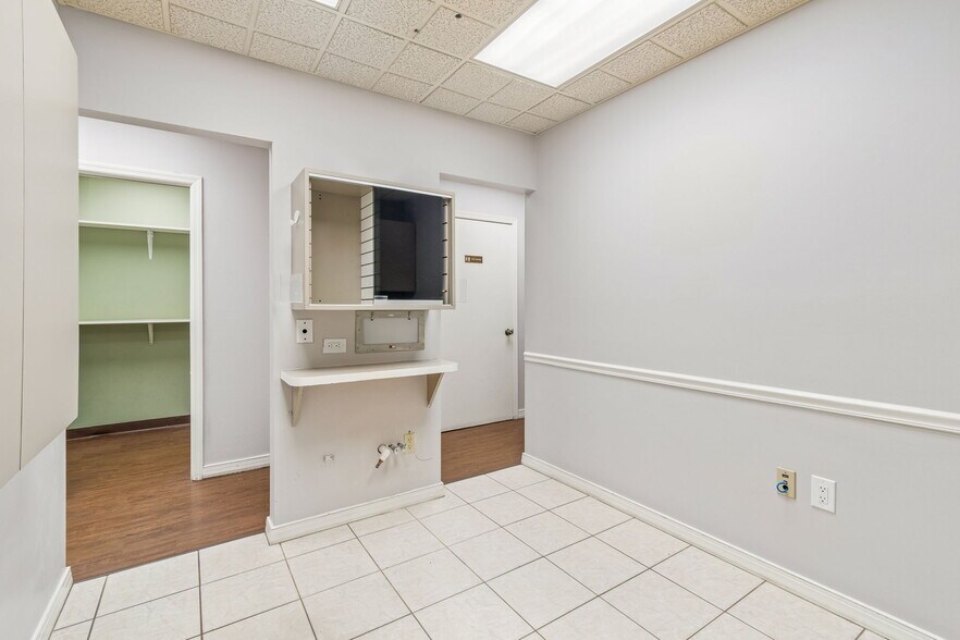 More Photos Of 8525-8549 Gunn Hwy, Odessa Unknown For Lease