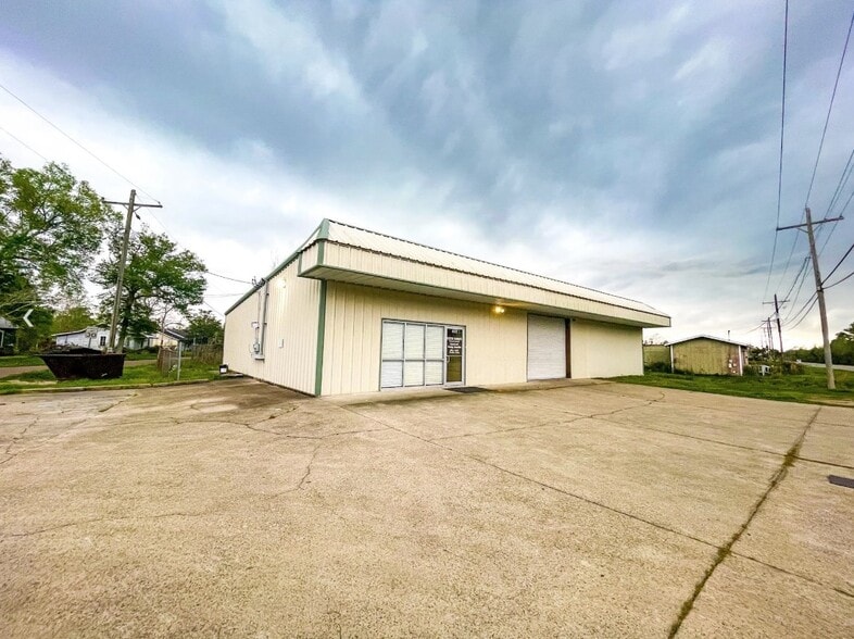 Primary Photo Of 415 Old Highway 90 W, Vidor Showroom For Lease
