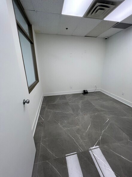 More Photos Of 321-335 Boul Saint-Martin O, Laval Storefront Retail Office For Lease