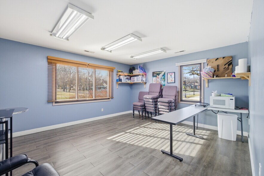 More Photos Of 1196 SW Washburn Ave, Topeka Specialty For Sale