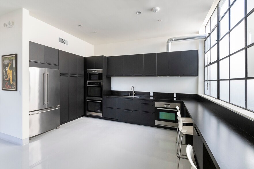 More Photos Of 10824 Burbank Blvd, North Hollywood Warehouse For Lease