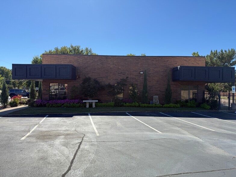 Primary Photo Of 2162 E 61st St, Tulsa Office For Lease