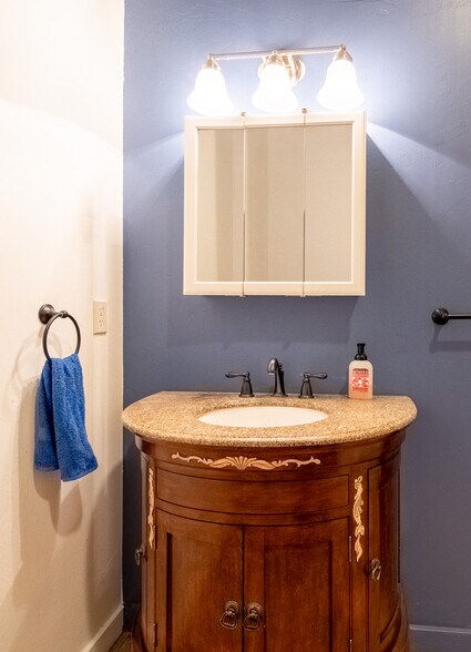 More Photos Of 211 Jetway Dr, Belgrade Flex For Sale