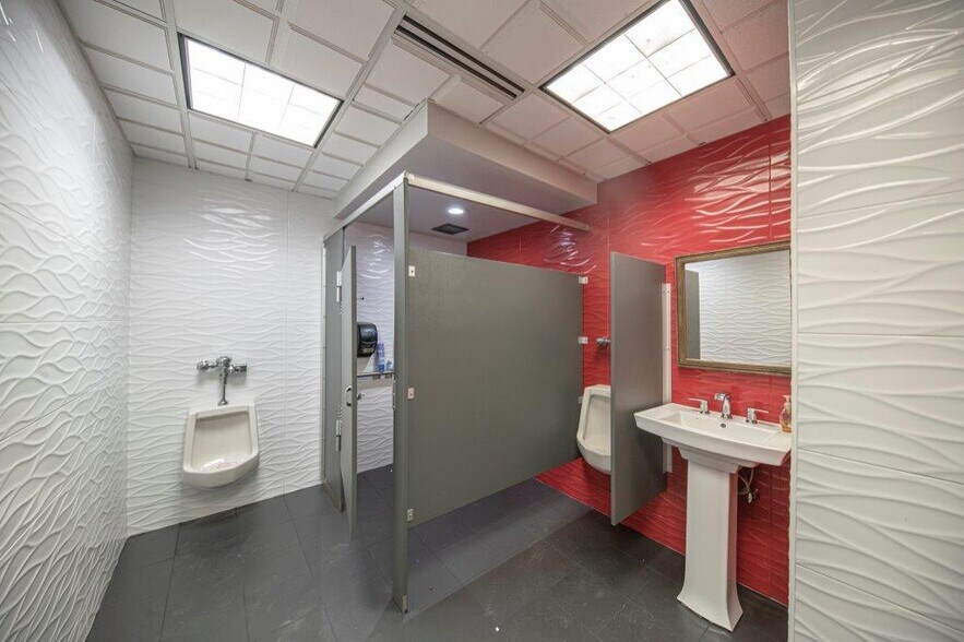 More Photos Of 125 W Missouri Ave, Midland Office For Sale