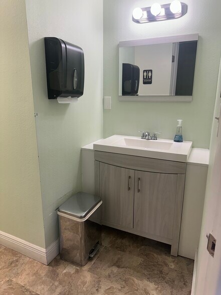More Photos Of 506 4th Ave W, Palmetto Medical For Sale