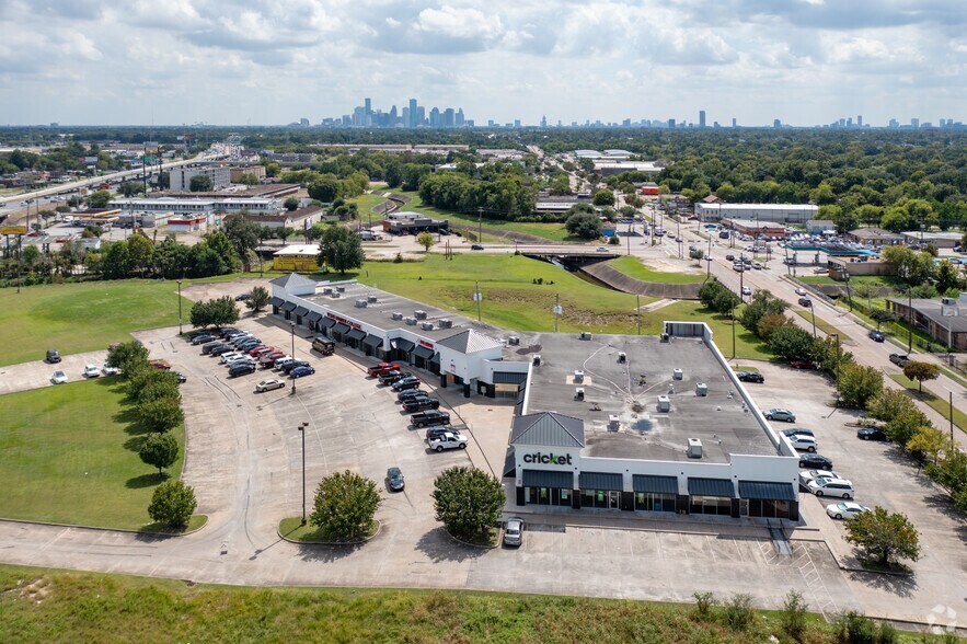 More Photos Of 4406-4408 Airline Dr, Houston Unknown For Lease