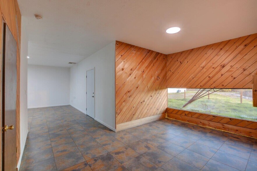 More Photos Of 6804 Agate Rd, White City Flex For Sale