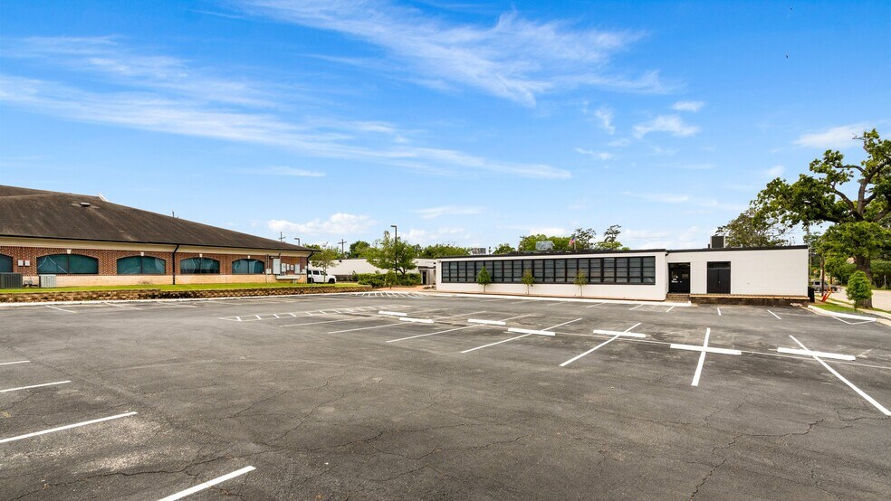 More Photos Of 702 N Thompson St, Conroe Office For Lease