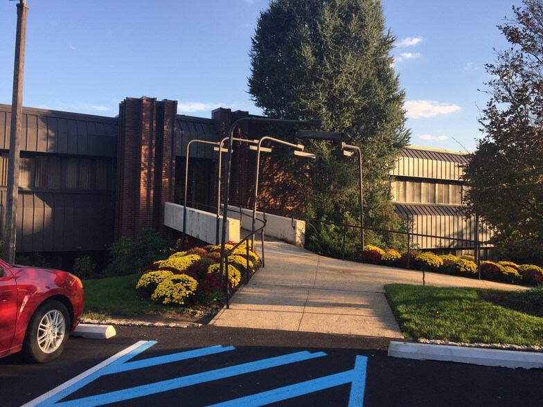 More Photos Of 65 Mountain Blvd, Warren Medical For Sale