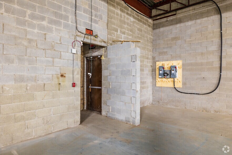 More Photos Of 12300 Boul Albert-Hudon, Montréal Warehouse For Lease