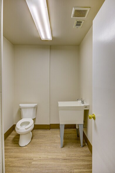 More Photos Of 6889 Paxton Rd, Vicksburg Office For Sale