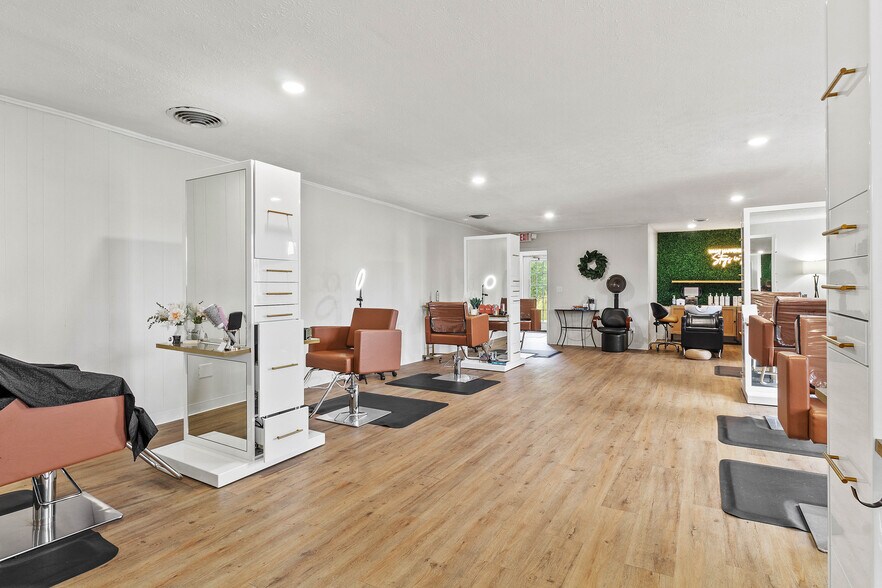 More Photos Of 643 Bodey Cir, Urbana Storefront Retail Office For Sale