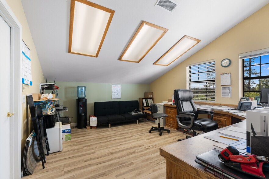 More Photos Of 807 S Auburn St, Grass Valley Showroom For Sale