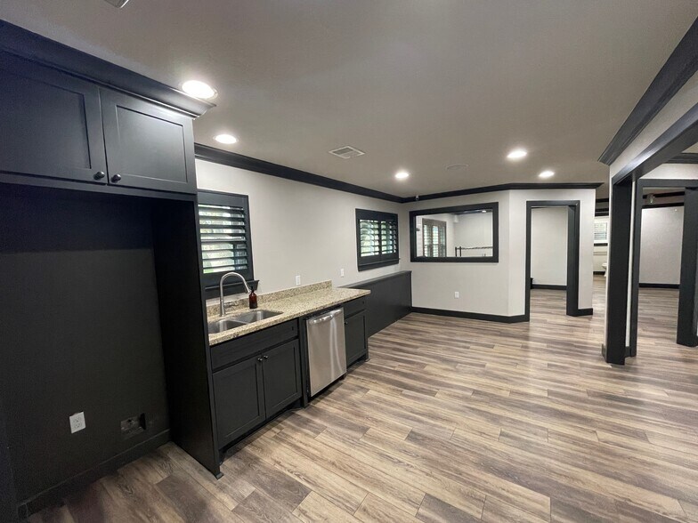 More Photos Of 408 Wilson Rd, Conroe Loft Creative Space For Lease