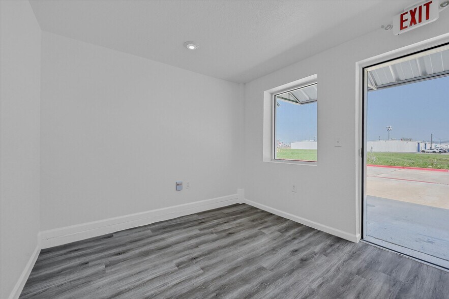 More Photos Of 2410 N Frisco Rd, Sherman Flex For Sale