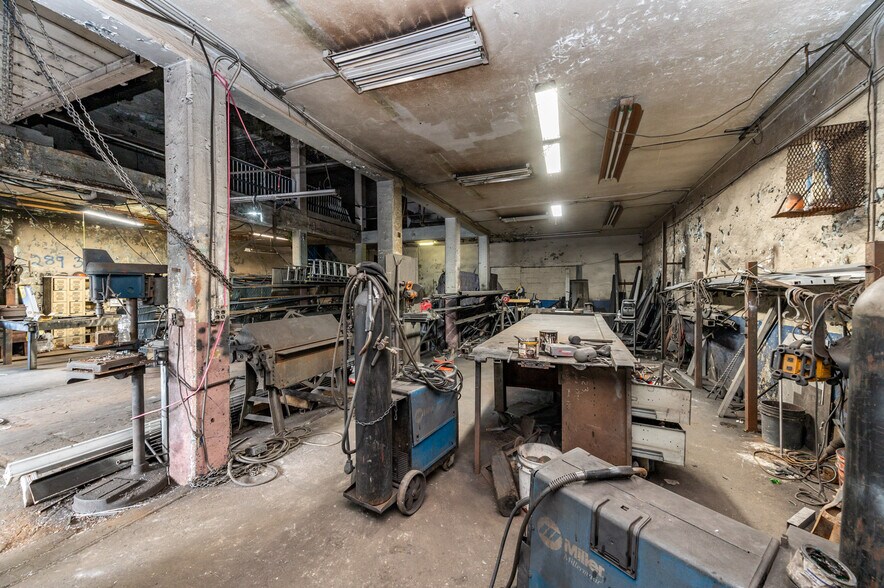 More Photos Of 335-337 E Jersey St, Elizabeth Distribution For Sale