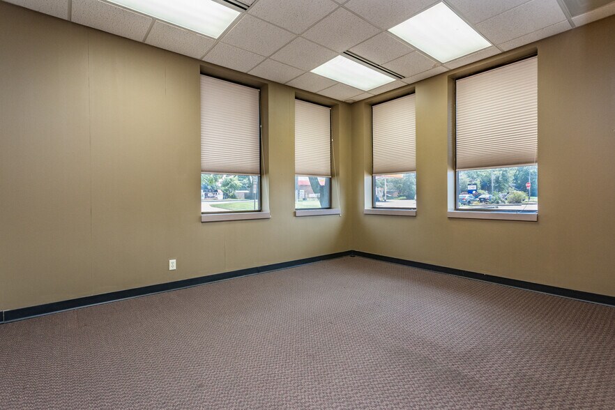 More Photos Of 1520 Washington Ave, Alton Bank For Sale