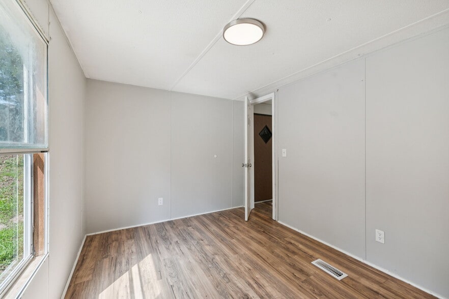 More Photos Of 9314 Beeler Ct, Bon Aqua Manufactured Housing Mobile Home Park For Sale