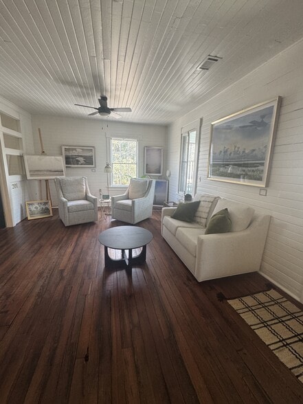 Primary Photo Of 20 Calhoun St, Bluffton Storefront Retail Residential For Lease