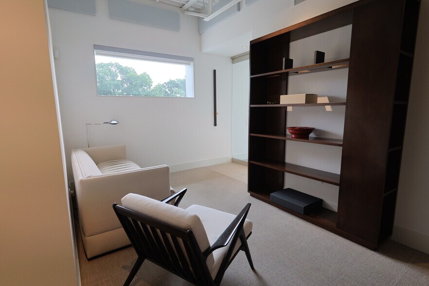 More Photos Of 1111 Lagoon Dr, Dallas Office For Sale