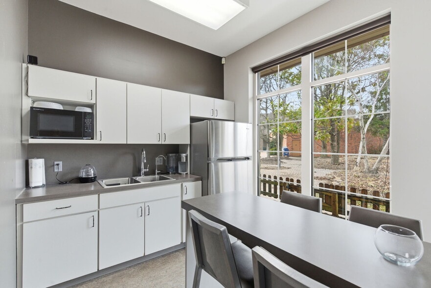 More Photos Of 2104 Chesterfield Blvd, Springfield Office For Sale