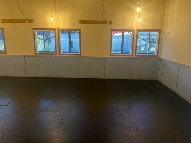 More Photos Of 109 Crossings Mall, Elkview Restaurant For Lease