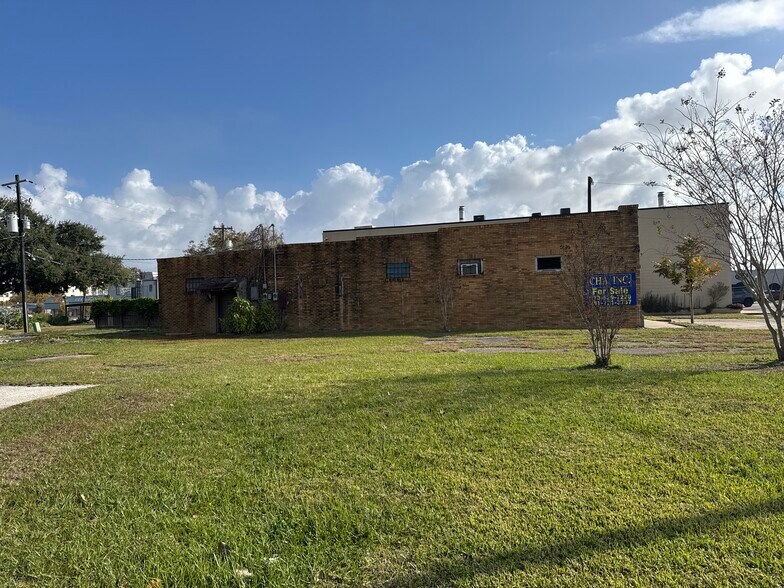 More Photos Of 130 W Myrtle St, Angleton Freestanding For Sale