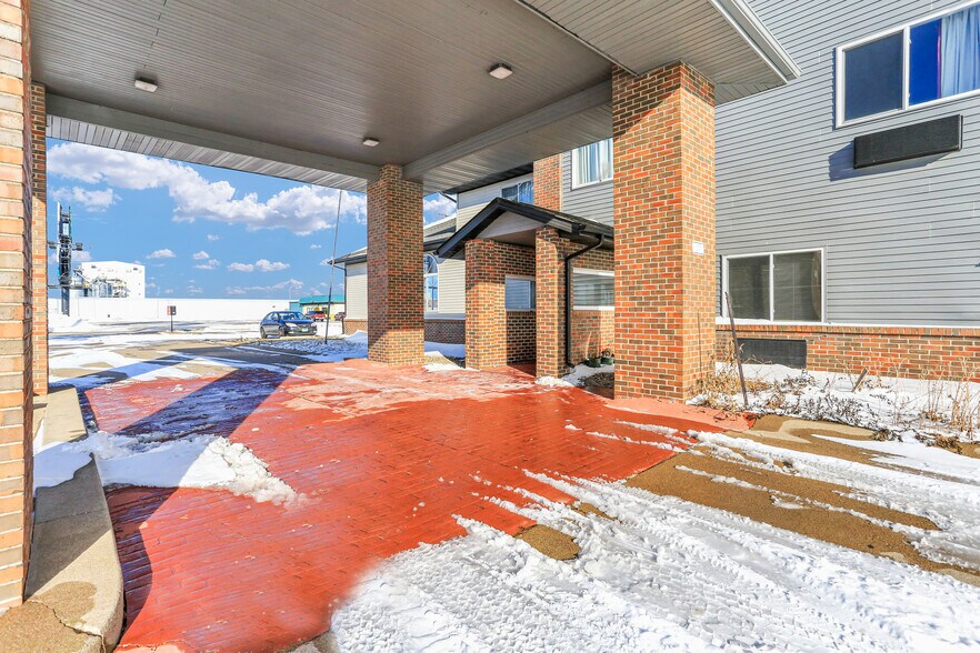 More Photos Of 630 W Main St, El Paso Hotel For Sale