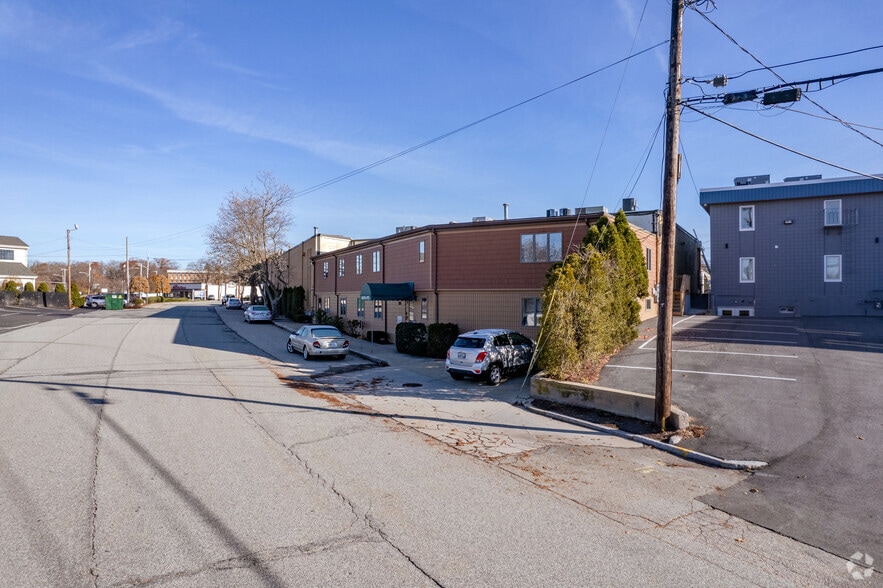 More Photos Of 1235 Oaklawn Ave, Cranston Storefront Retail Office For Lease