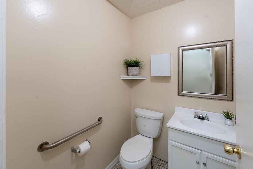 More Photos Of 10245 E Colonial Dr, Orlando Medical For Lease