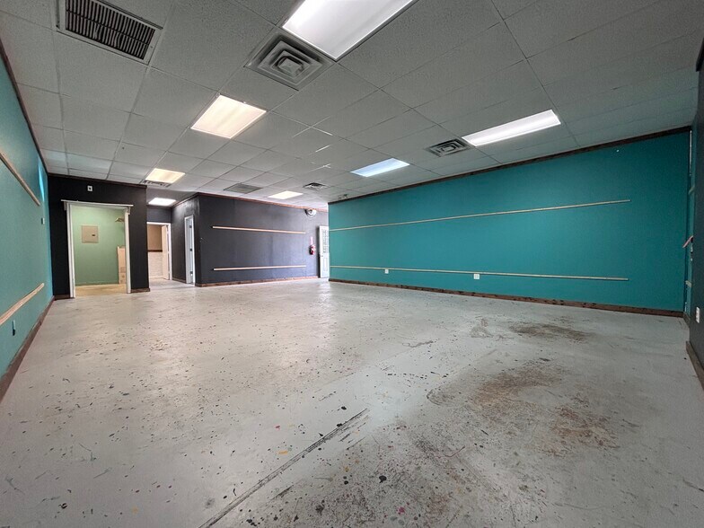 More Photos Of 50 Lack Ln, Clute General Retail For Lease