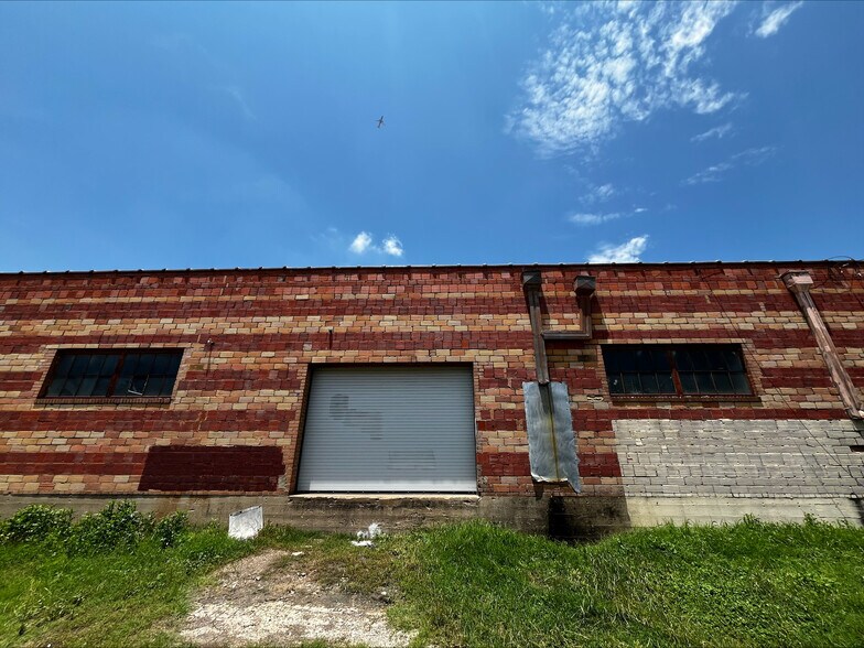 More Photos Of 3030 Canton St, Dallas Flex For Sale