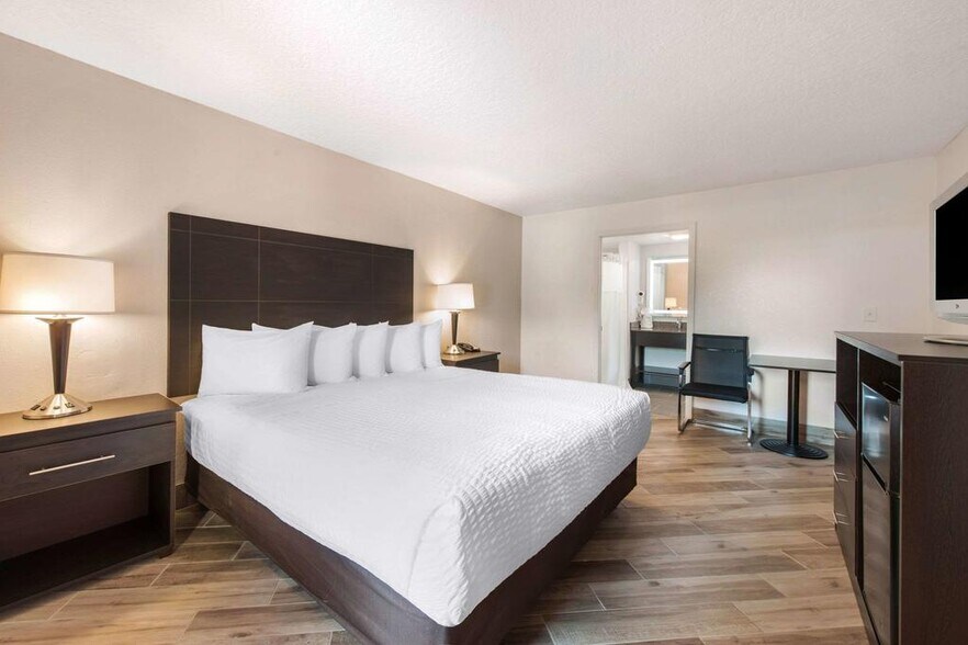 More Photos Of 4985 W Irlo Bronson Memorial Hwy, Kissimmee Hotel For Sale