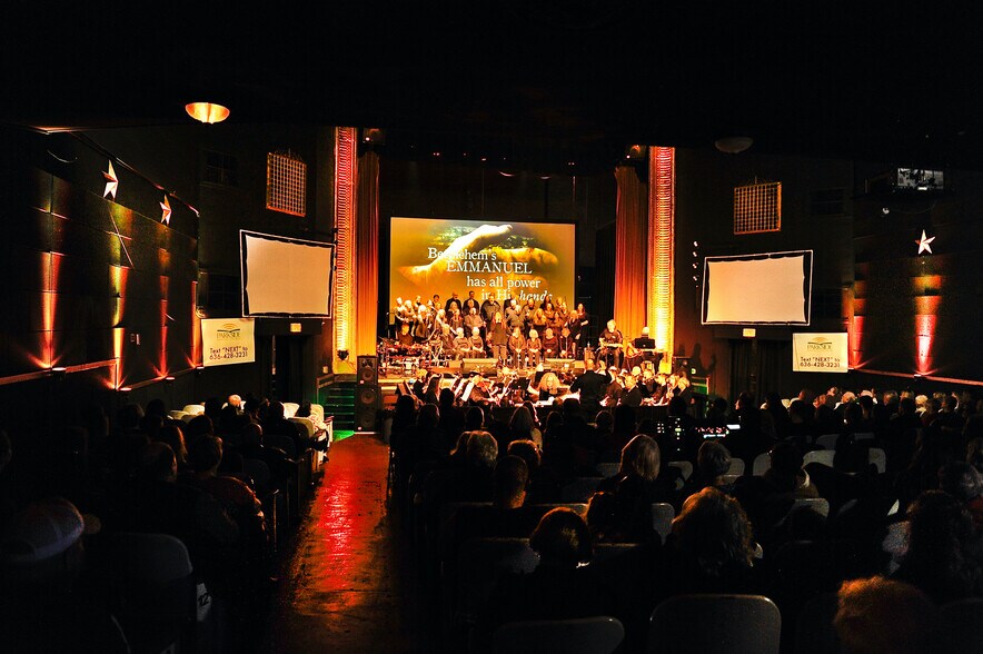 More Photos Of 424 W Main St, Denison Storefront Retail Office For Sale