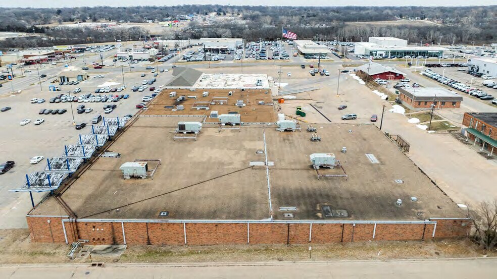 More Photos Of 105-115 SW 29th St, Topeka General Retail For Sale