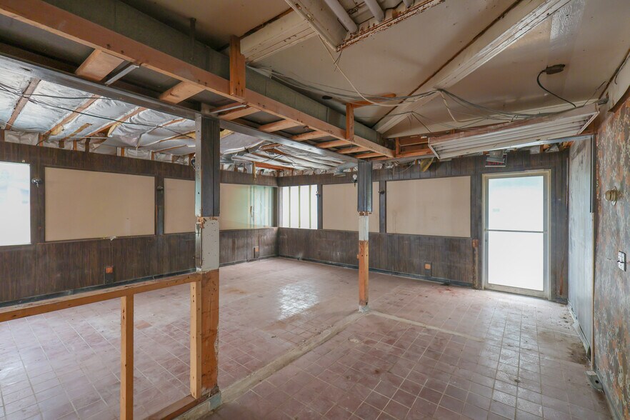 More Photos Of 819 E Colby St, Whitehall Freestanding For Sale