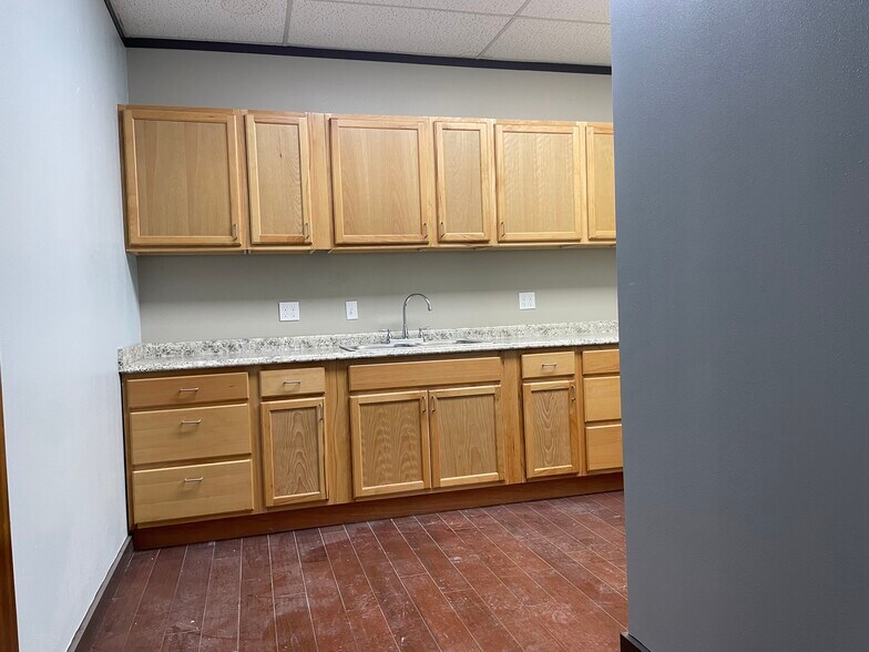 More Photos Of 722 Fairmont Pky, Pasadena Light Manufacturing For Lease