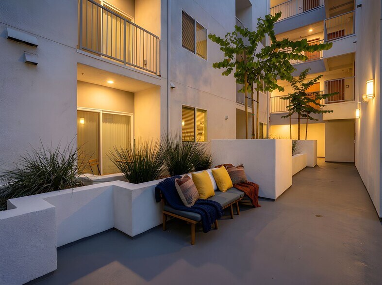 More Photos Of 10555 Bloomfield St, Toluca Lake Apartments For Sale