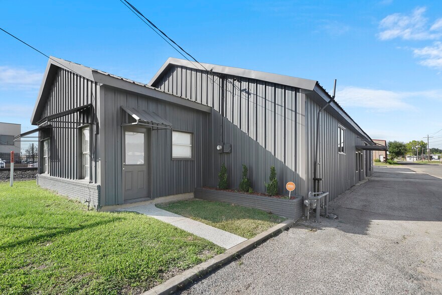 More Photos Of 98 Avenue A, Conroe General Retail For Lease