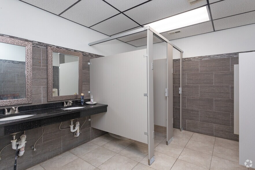 More Photos Of 2407 E Oakton St, Arlington Heights Office For Sale