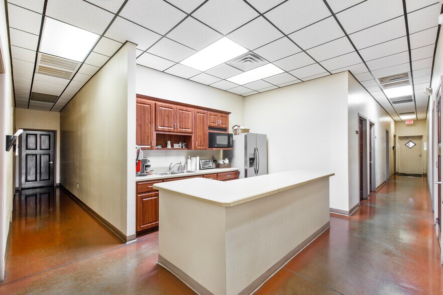 More Photos Of 2985 Old Medulla Rd, Lakeland Manufacturing For Sale